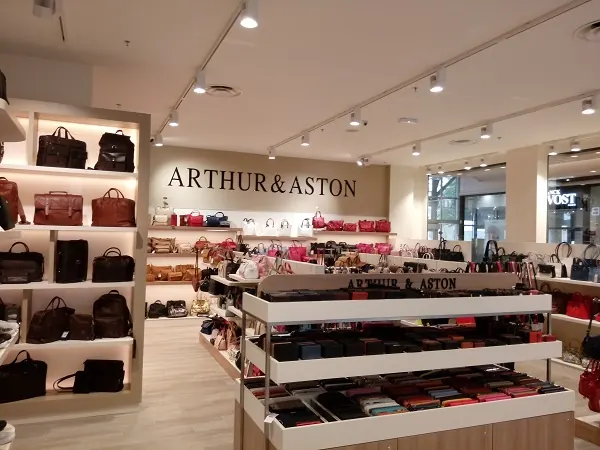 La boutique Arthur et Aston au centre commercial des Jacobins, éclairée par des spots sur rails