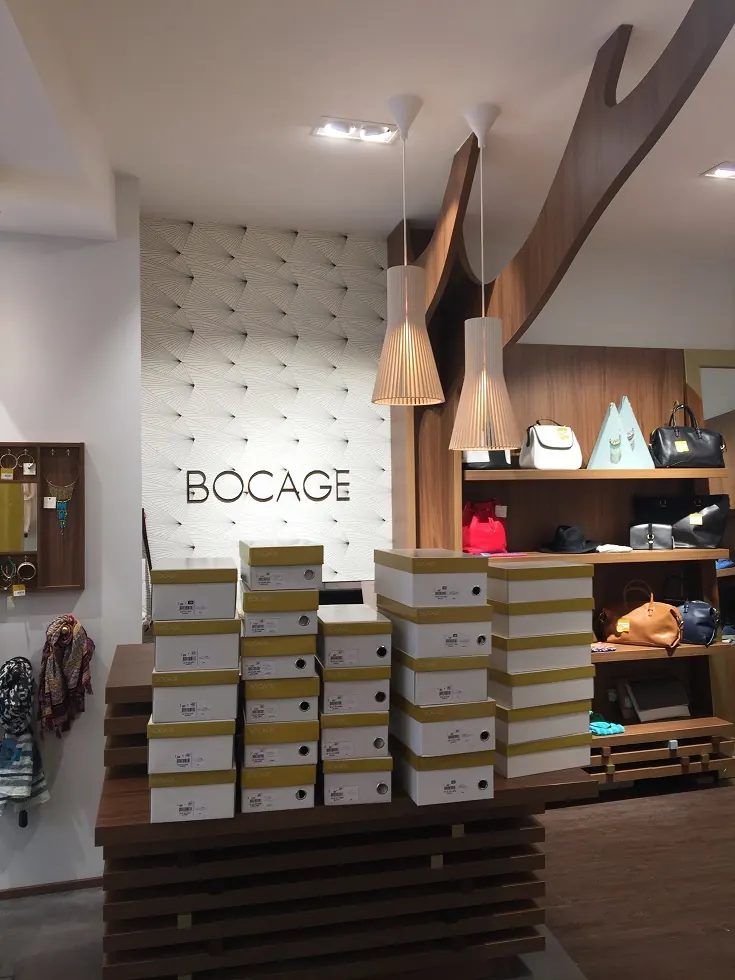 L'intérieur du magasin Bocage, suspensions en bois au-dessus des présentoirs