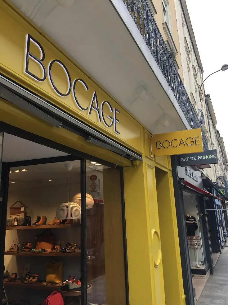 La façade jaune du magasin Bocage, au Mans