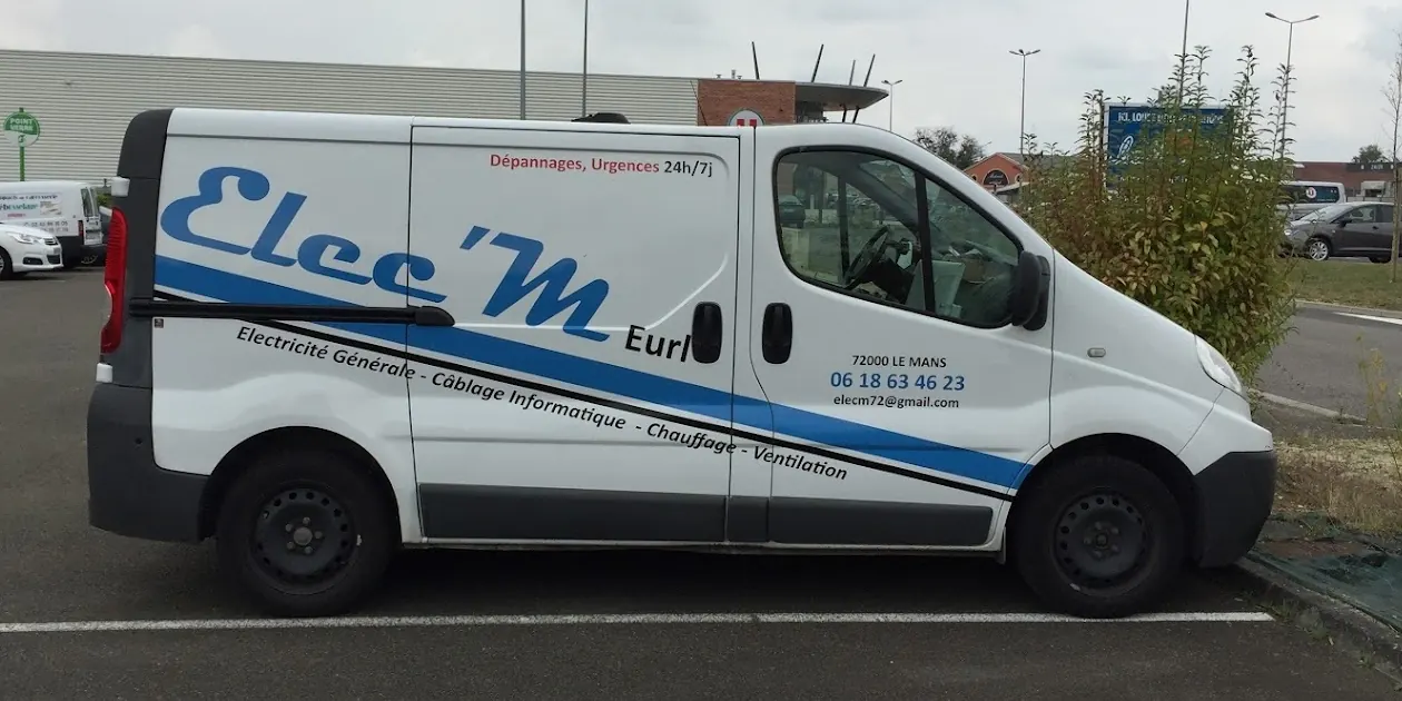 La camionnette blanche d'Elec'M, logo bleu et bandes bleue et noire sur le flanc