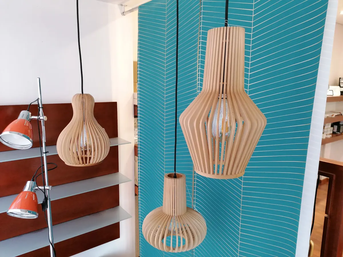 Suspensions en bois exposées dans le magasin