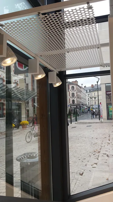 Les spots au plafond de la vitrine Oxybul