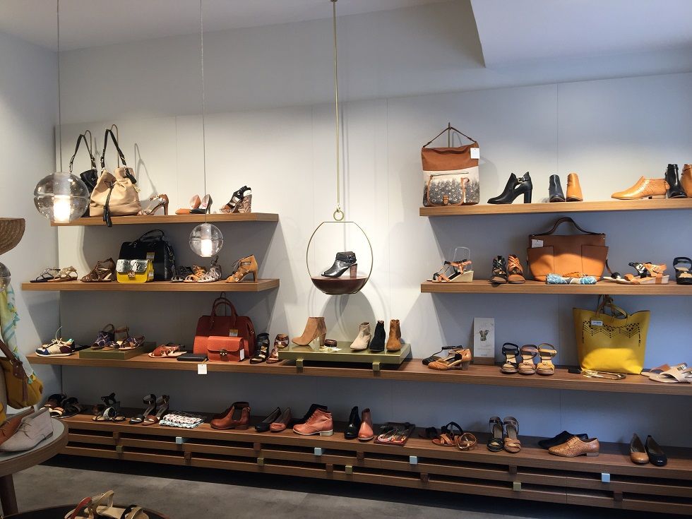 Magasin de chaussures Bocage, étagères en bois éclairées
