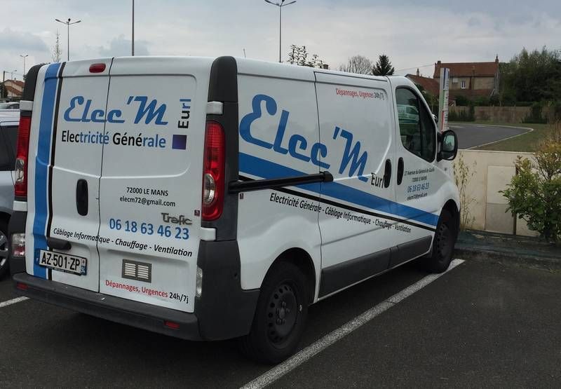 Utilitaire blanc ELEC'M aux bandes bleues, garé sur un parking