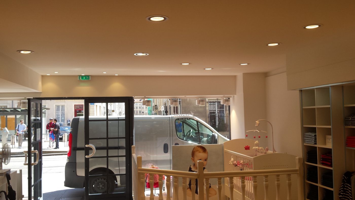 Boutique de vêtements pour enfants en cours d'aménagement, spots encastrés au plafond