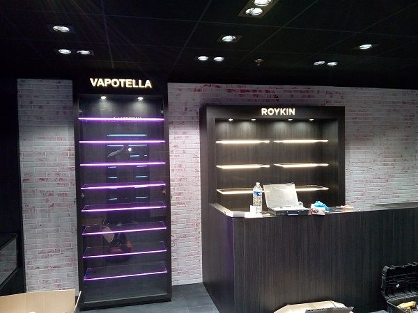 Boutique Vapotella&nbsp;: vitrines éclairées par des réglettes LED